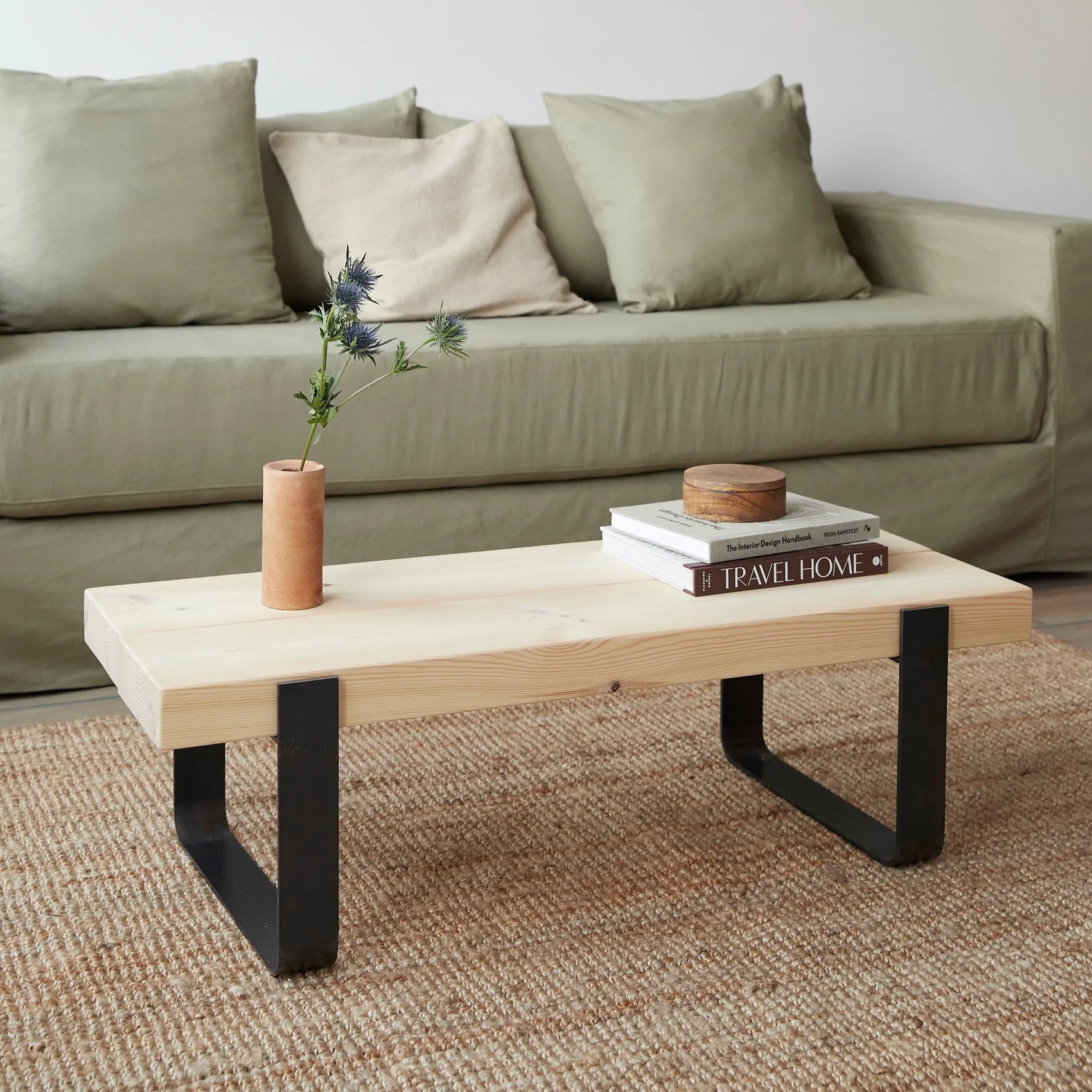 Mesa de centro Faraji, con madera de abeto de 6 cm de grosor.