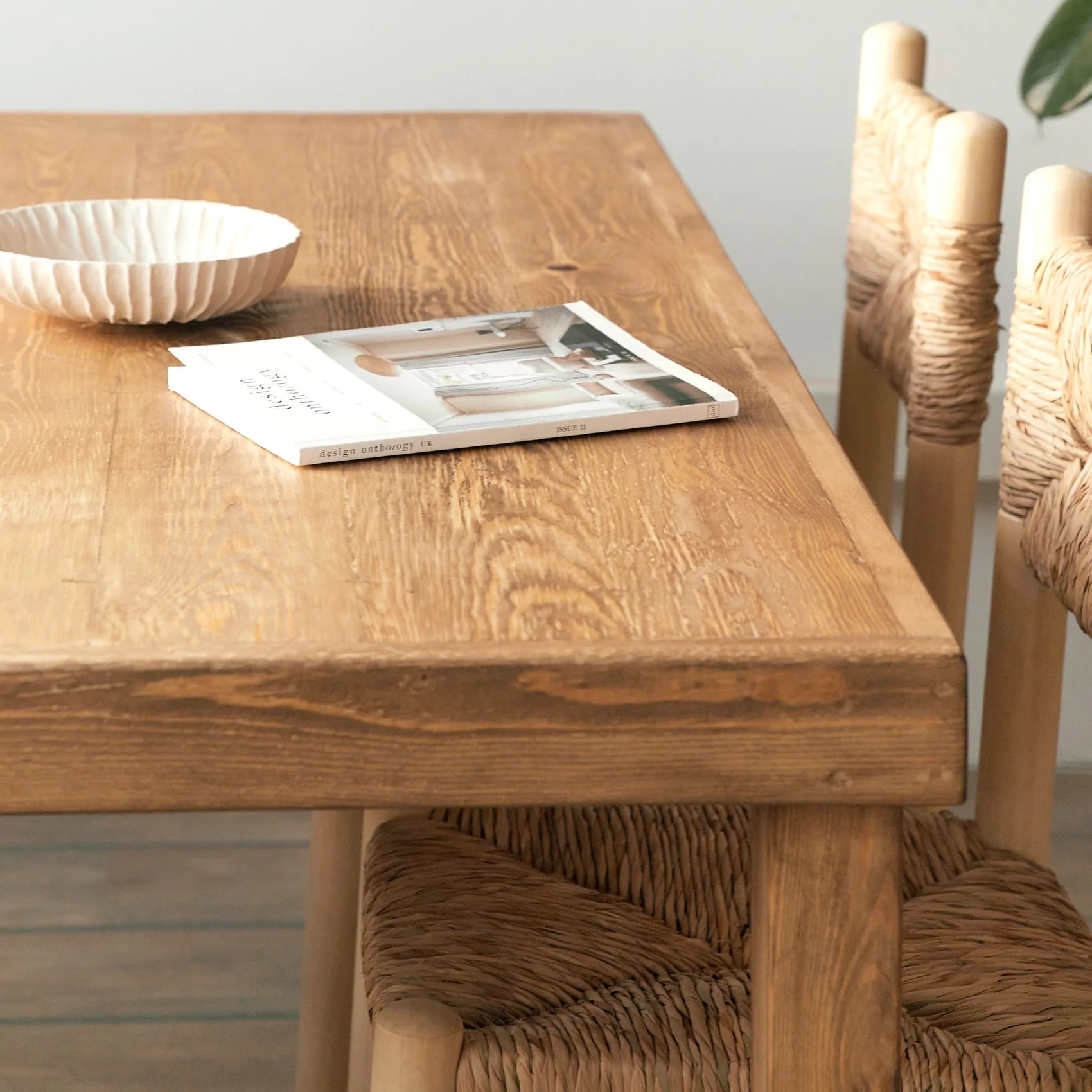 Mesa de comedor fabricada con madera recuperada.