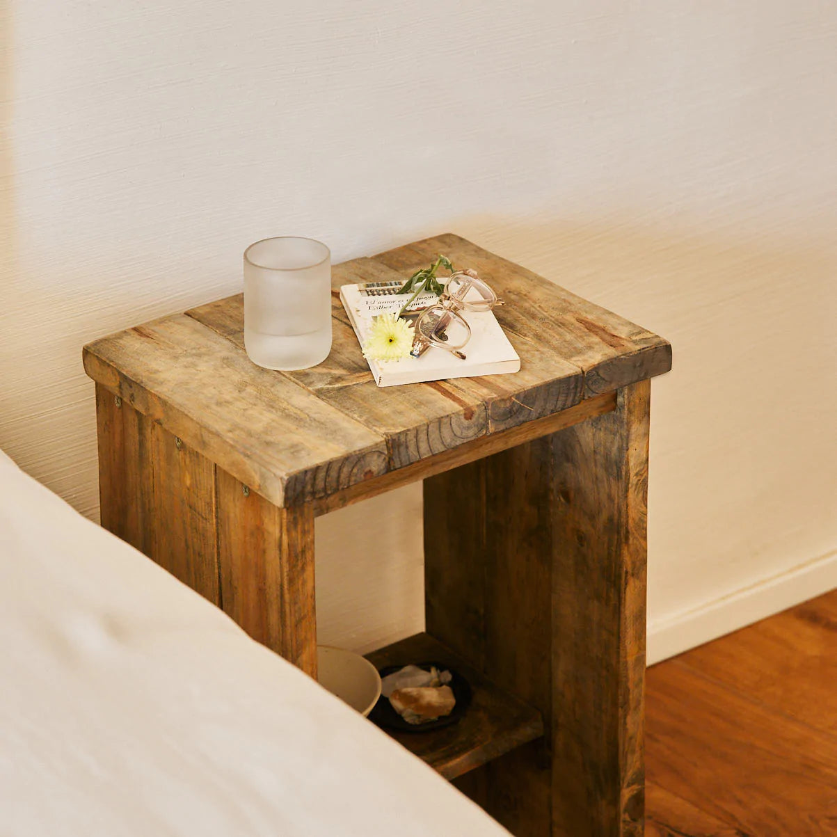 Mesa de noche Kalenda de acabado rústico con madera recuperada