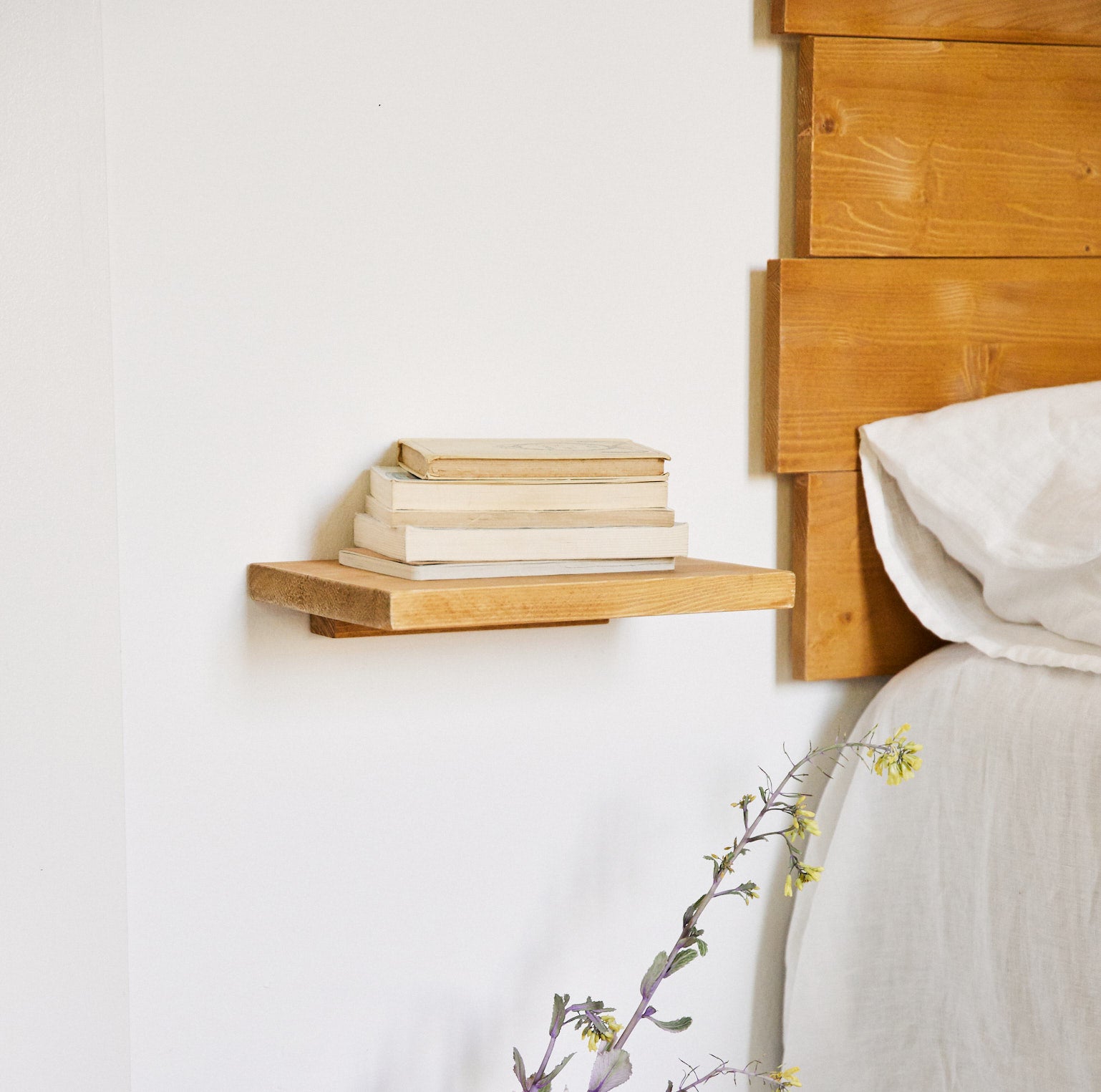 Balda de madera flotante como mesita de noche para tu habitación de invitados.