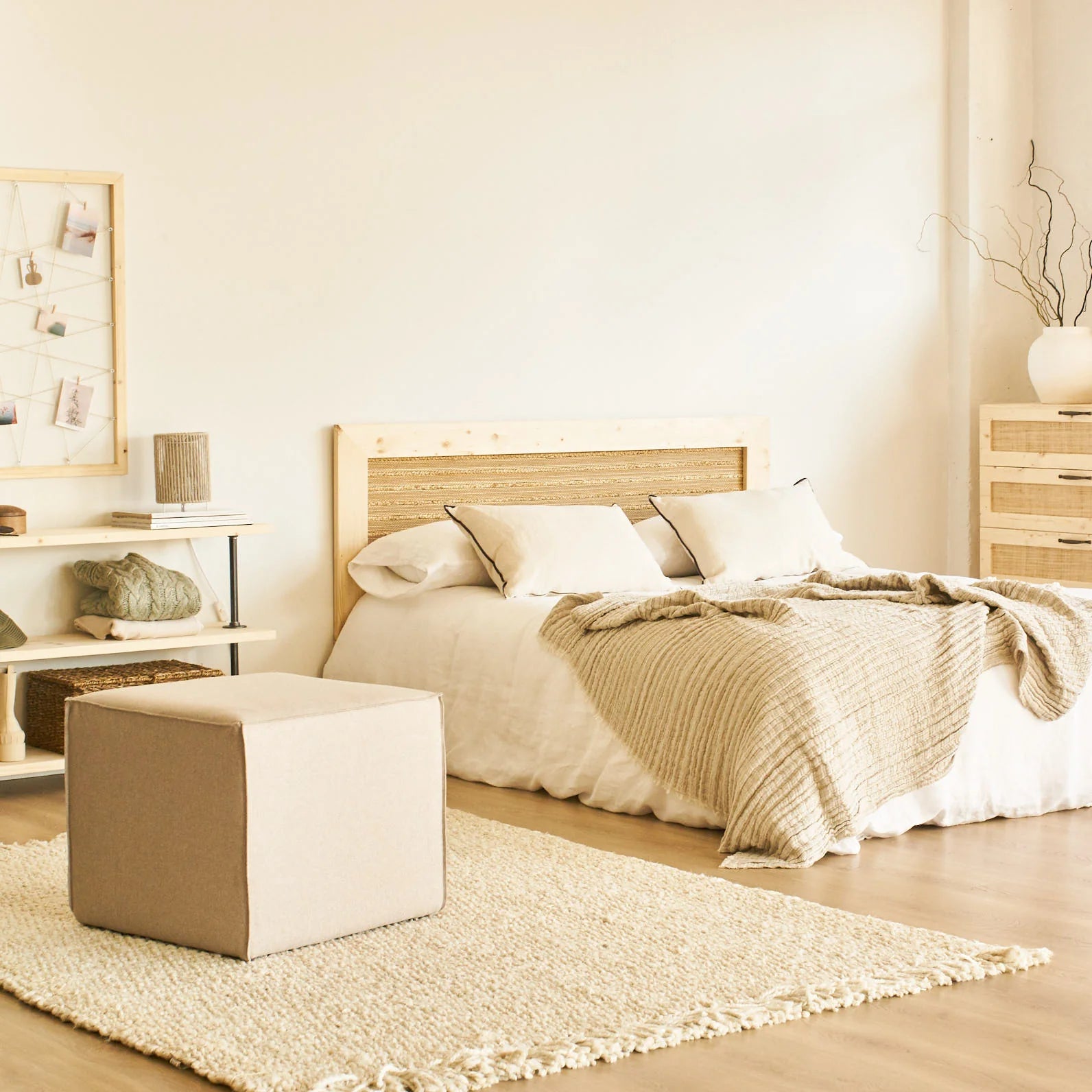 Dormitorio con decoración de estilo minimalista cálido.
