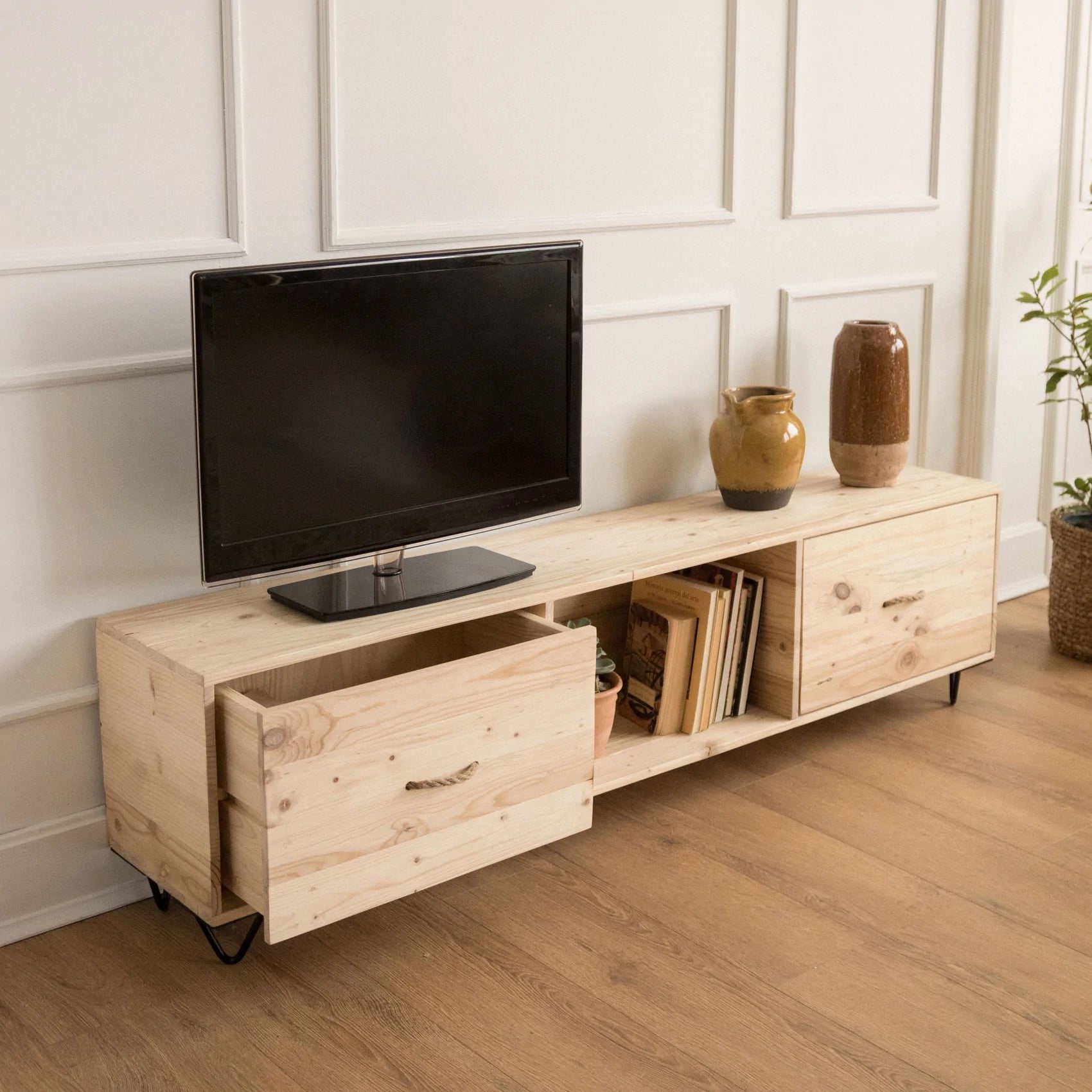 Mueble de TV de madera sostenible con espacio de almacenamiento, ideal para salones pequeños