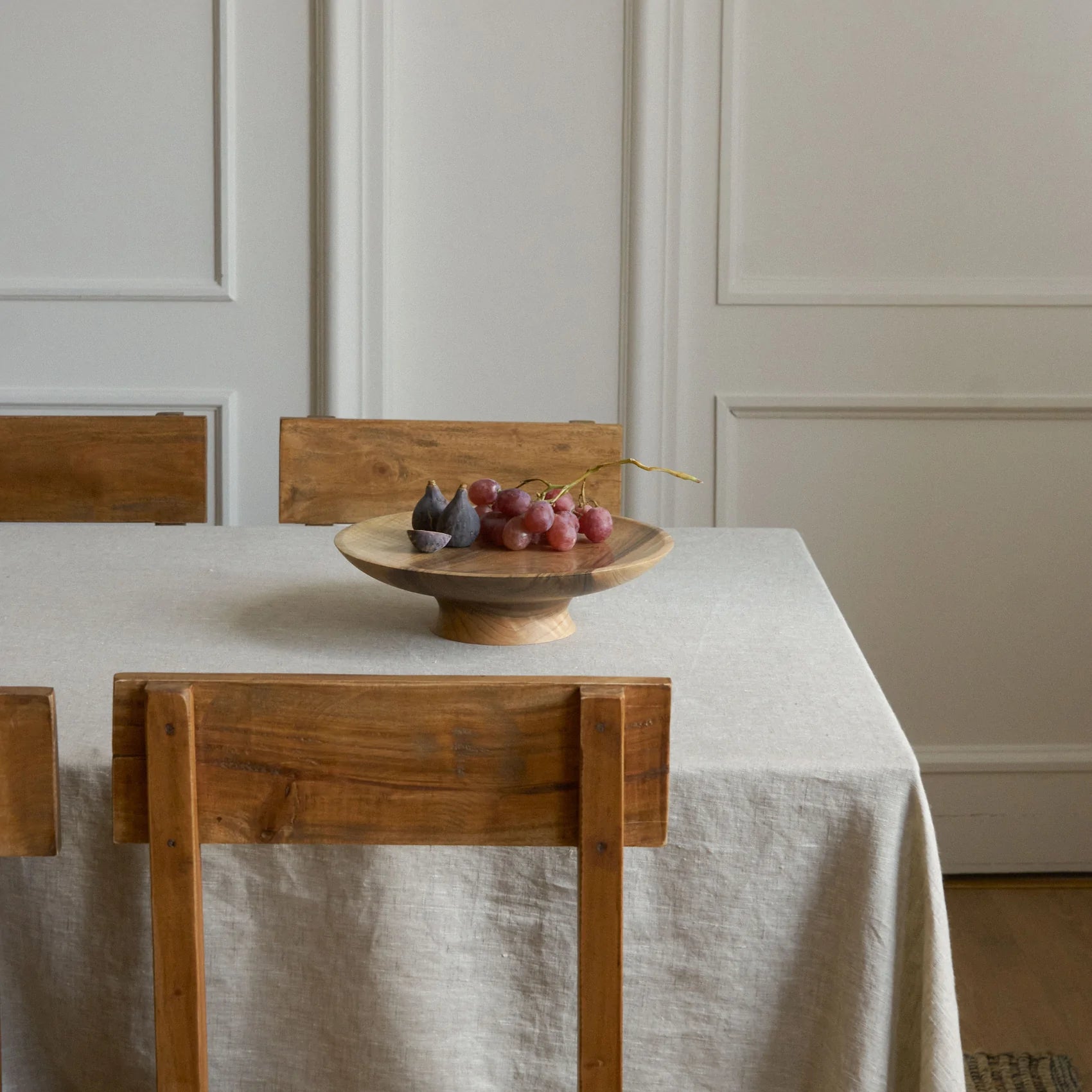 Plato alto de madera para decorar tu mesa en Navidad y la noche de Reyes.