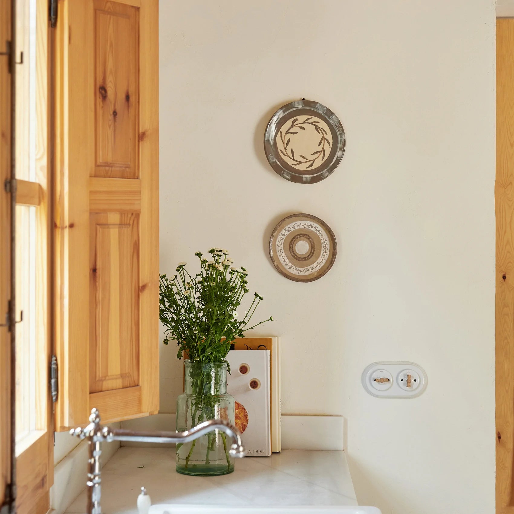 Platos decorativos de pared para una cocina de estilo vintage