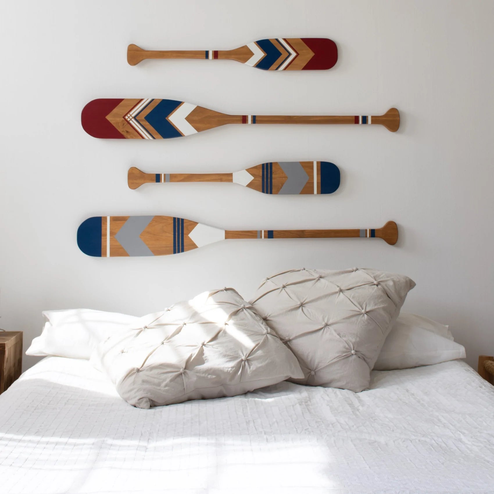 Remos de surf decorativos como cabecero de cama.