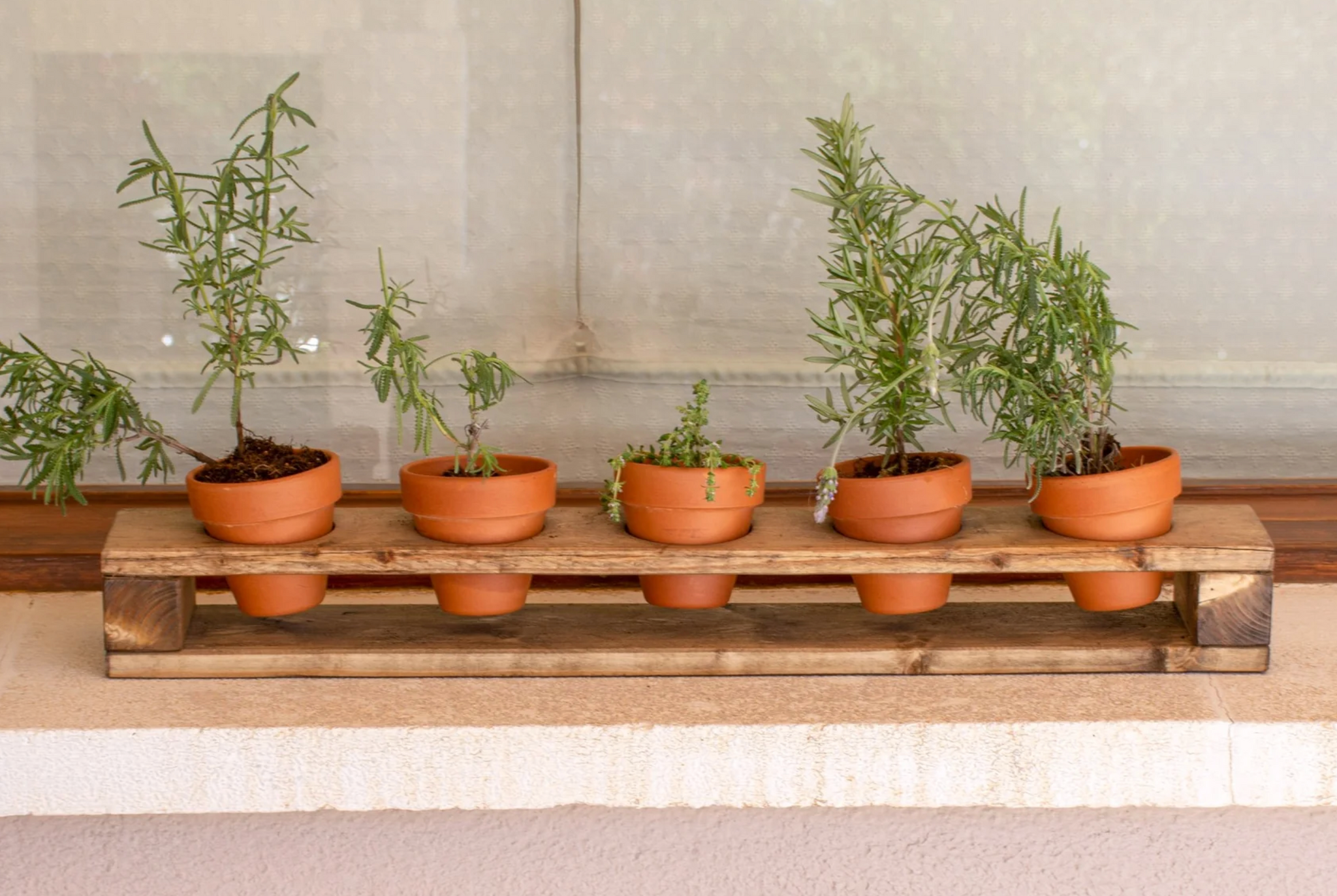 Soporte de macetas de madera para decorar la repisa de la ventana.