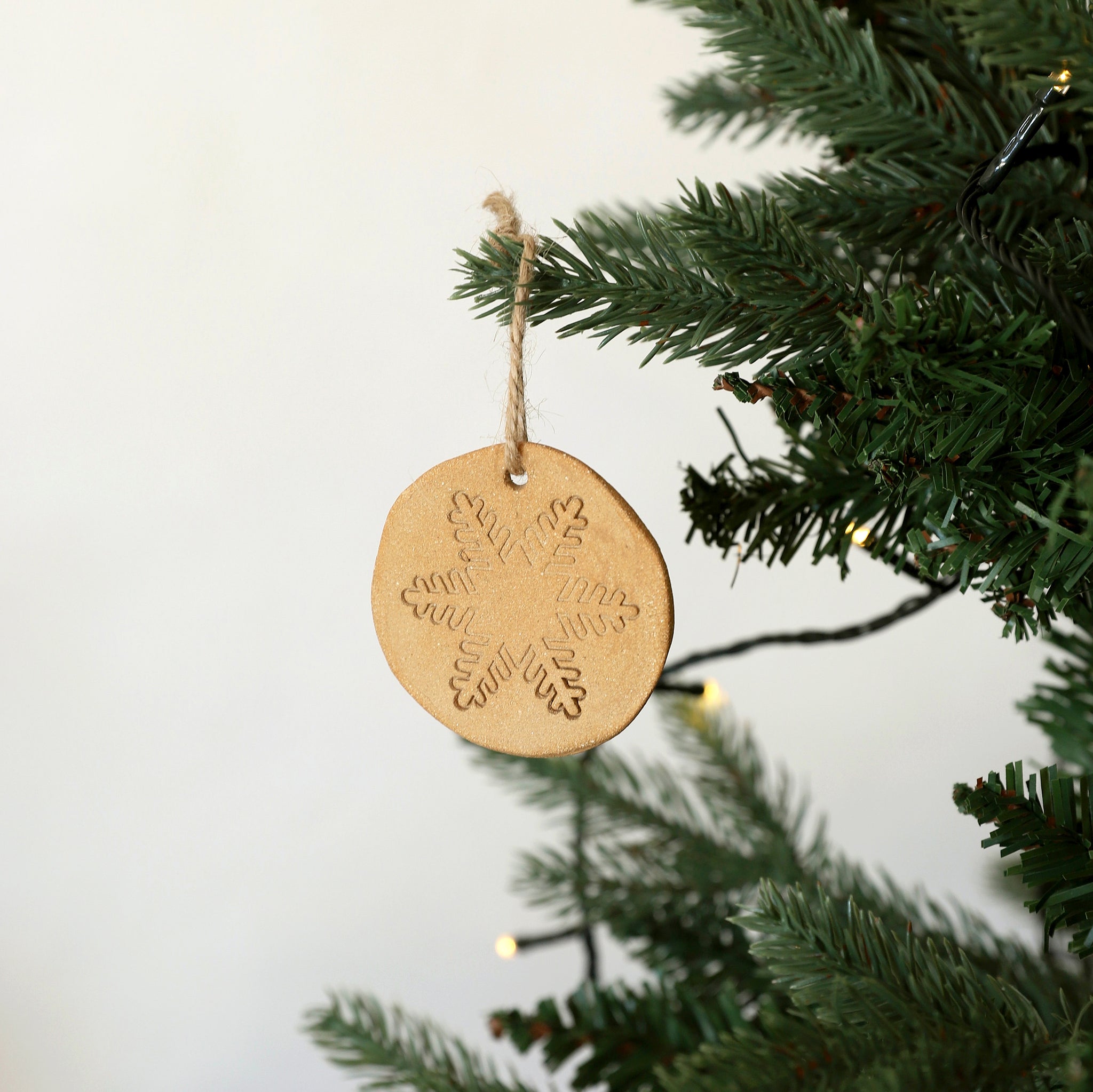 Adornos para tu árbol de Navidad, fabricados artesanalmente con cerámica