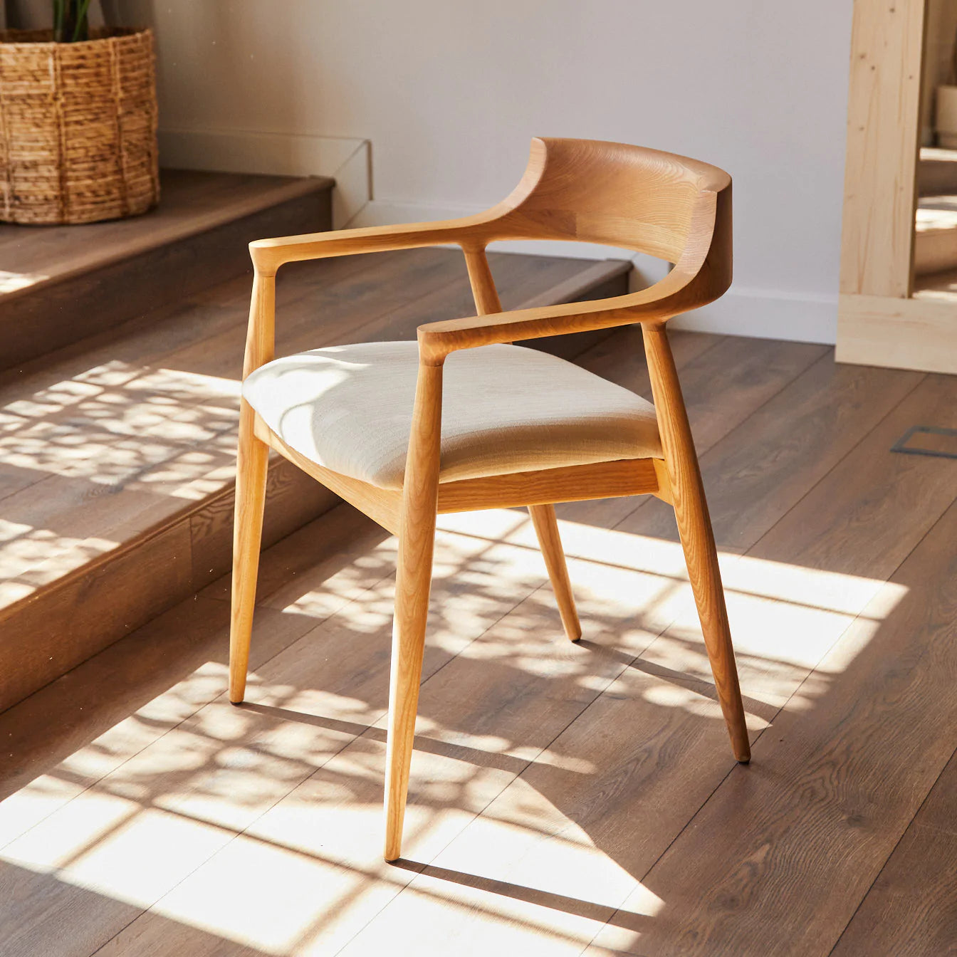 Silla Evolet fabricada con madera de fresno y asiento tapizado con algodón orgánico.