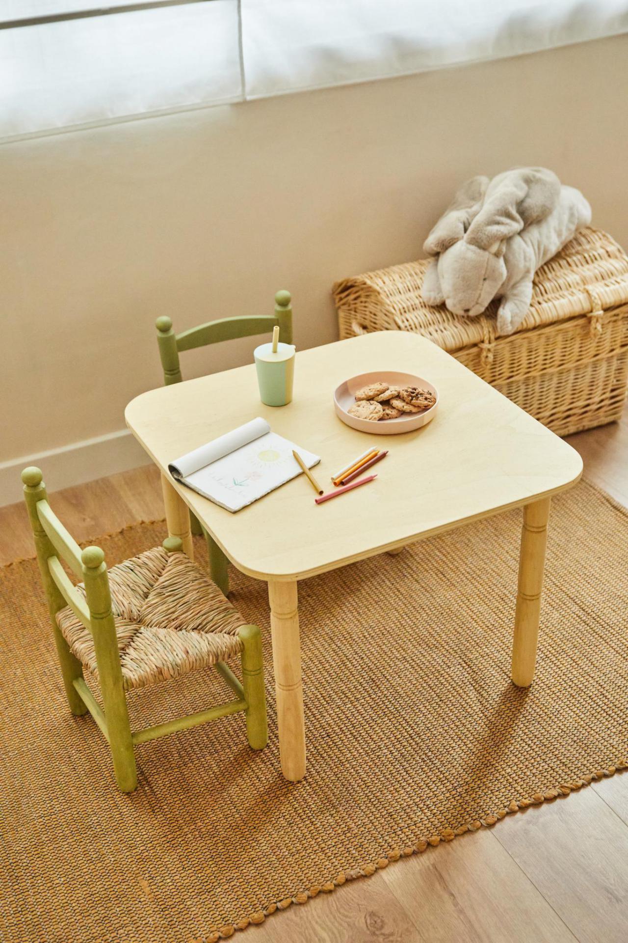 Mesa infantil Zareth, fabricada artesanalmente con madera de chopo y enea
