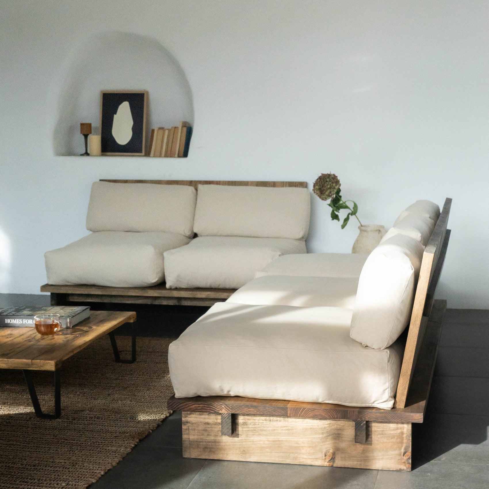 Sofá Godana con estructura de madera, ideal para salones pequeños