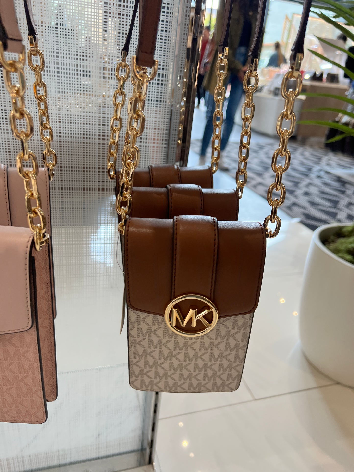 Michael Kors Carmen Small Logo Smartphone Crossbody In Monogram Vanill –  SELLECTION