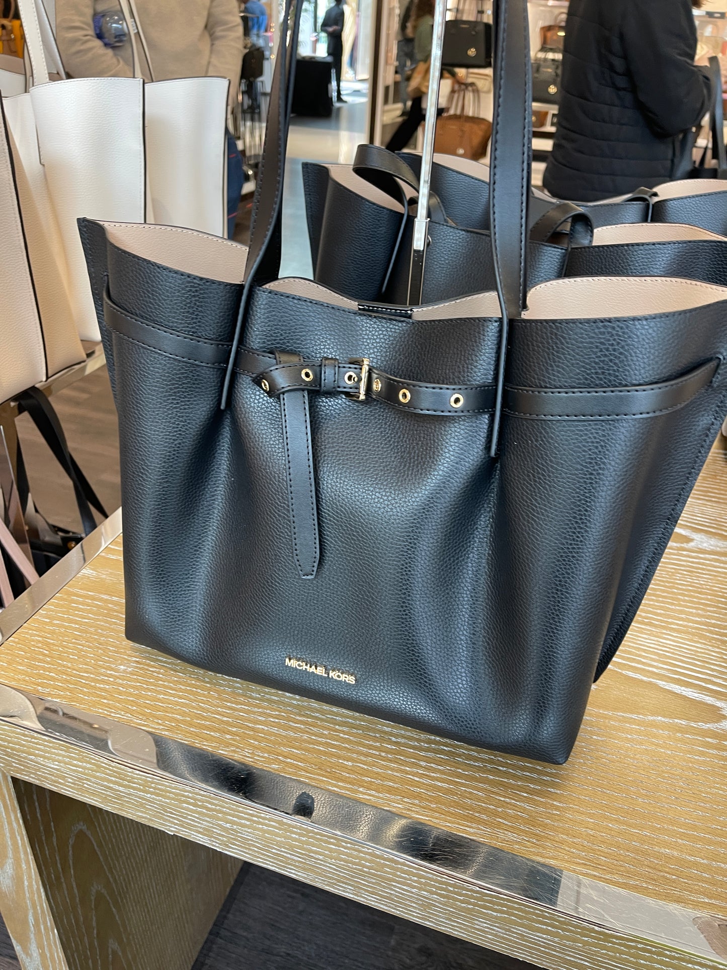 Michael Kors Emilia Large Ew Tote In Black – SELLECTION