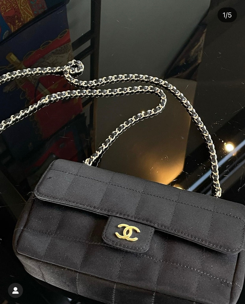Mini sac à rabat Chanel en satin  DressVintage
