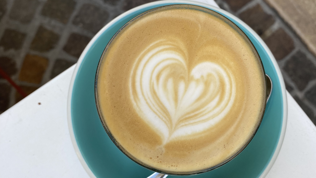 Café latte art coeur pris au sud de la France