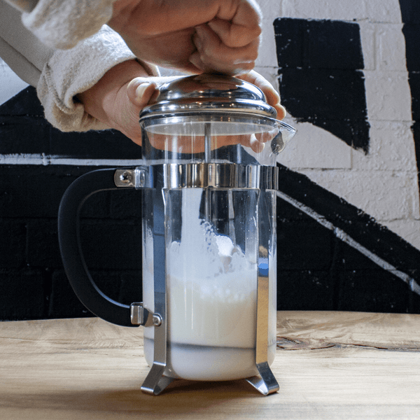 Mousse de lait dans une presse française