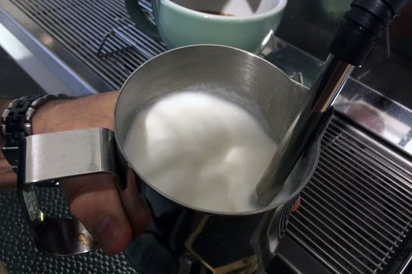 Un Latte Avec Du Lait Cuit à La Vapeur Et Une Petite Quantité De Mousse Sur  Le Dessus Generative Ai