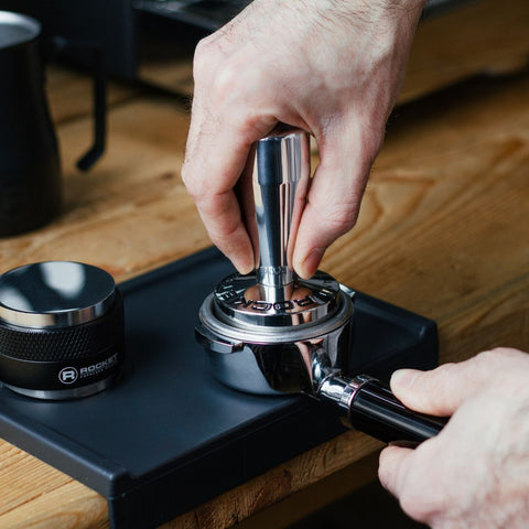on presse sur le presse-café avec la main et le poids du bras, pas besoin de presser plus fort pour obtenir un espresso parfait