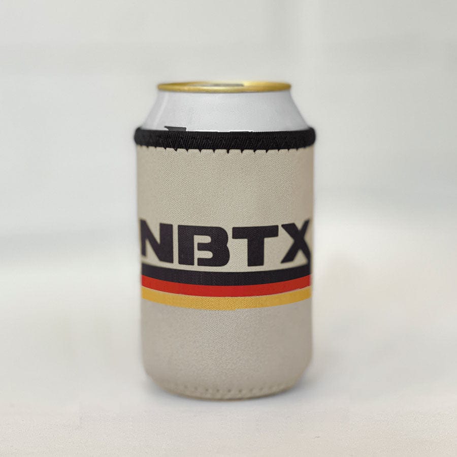 https://cdn.shopify.com/s/files/1/2483/8902/files/river-road-clothing-drinkware-accessories-nbtx-koozie-new-braunfels-texas-33081417760883.jpg?v=1699384491