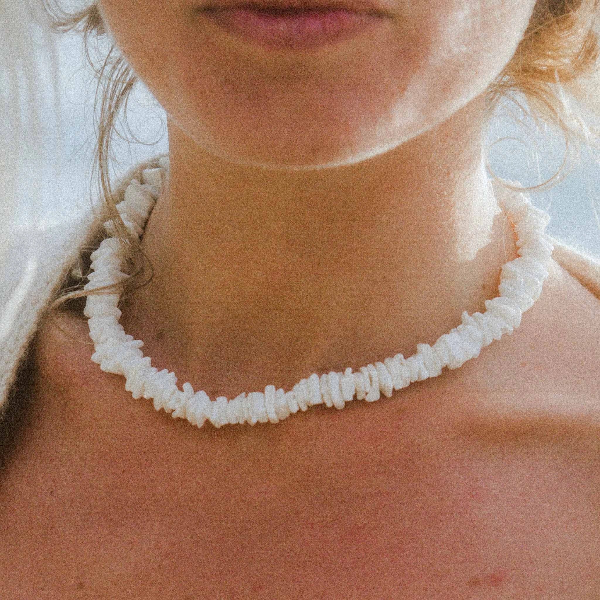 90s jewelry: a guide to puka shell necklace & other 90s jewelry trends | 90s  jewelry, 90s jewelry trends, 90s hip hop fashion