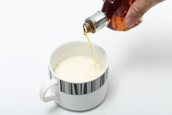 adding brandy into milk