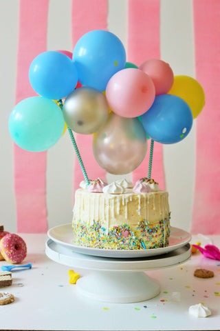 Bild: DIY Mini Luftballon Girlande als Kuchentopper basteln – mit dieser Anleitung als Gastbeitrag von Steffie Vennemann vom Kreativblog Partystories ganz einfach einen trendigen Caketopper mit gestalten. // Fotos: Partystories.de