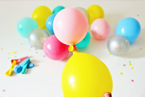 Bild: DIY Mini Luftballon Girlande als Kuchentopper basteln – mit dieser Anleitung als Gastbeitrag von Steffie Vennemann vom Kreativblog Partystories ganz einfach einen trendigen Caketopper mit gestalten. // Fotos: Partystories.de