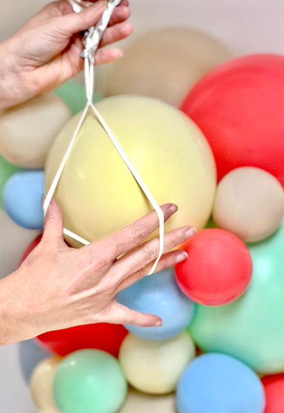 Bild einer Detailansicht des Zwischenschritts beim Aufbau einer Ballon Säule von inabox.de