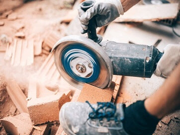 HOW DO YOU MAKE A BRICK SLIP? Reclaimed brick slip being cut