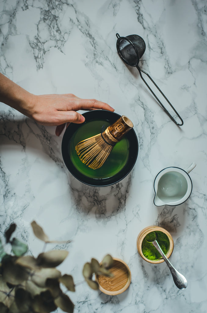 matcha latte készítés: szita, forró víz, matcha teapor, bambuszkeverő