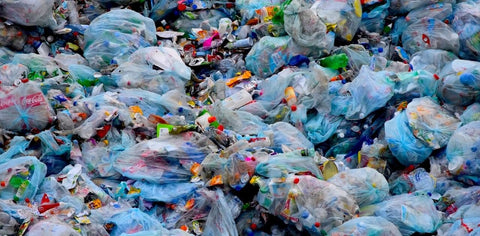 大量に廃棄されるプラスチックごみ