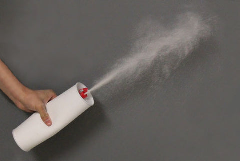 squeeze duster spraying diatomaceous earth
