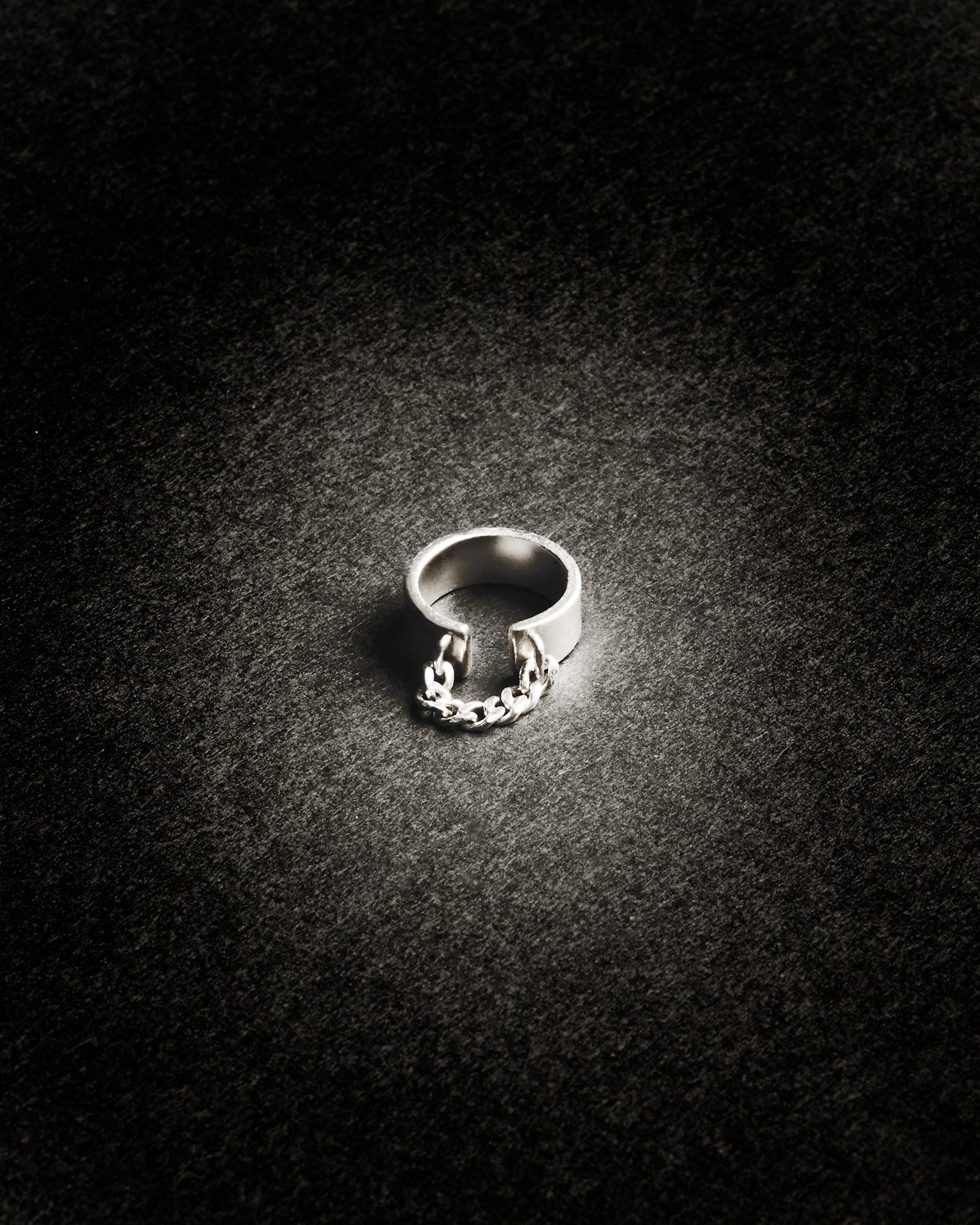 OPEN END KNUCKLE RING WITH CHAIN – Undefined.