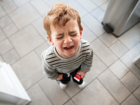 un petit garçon criant