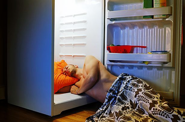 Homme qui dort dans le frigo