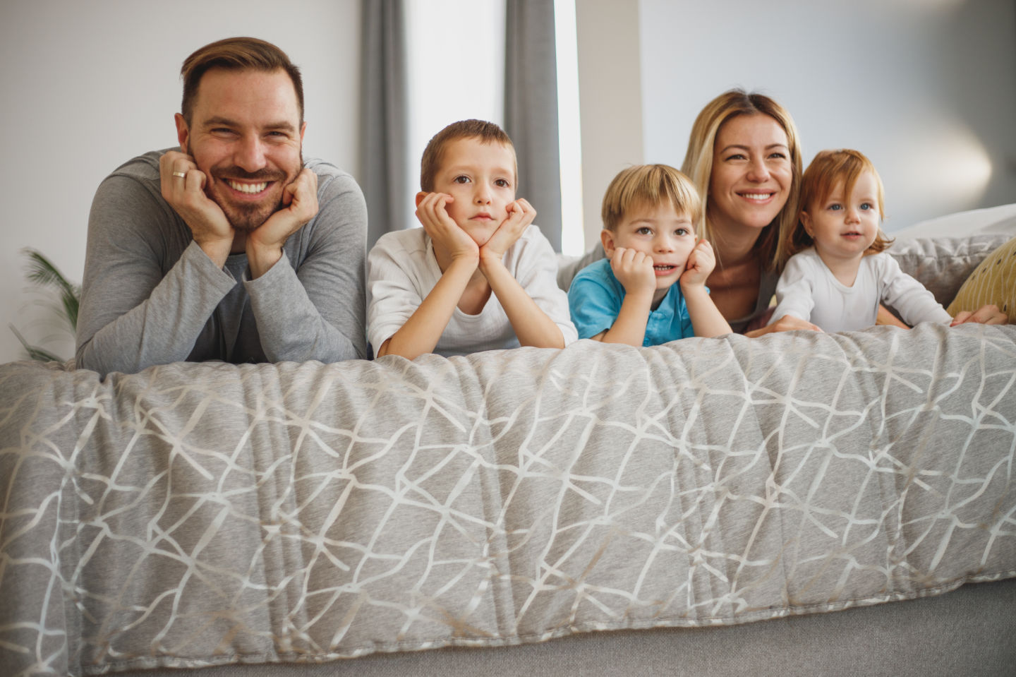 https://cdn.shopify.com/s/files/1/2494/2652/files/cooling-weighted-blankets-family-1.jpg?v=1669035523