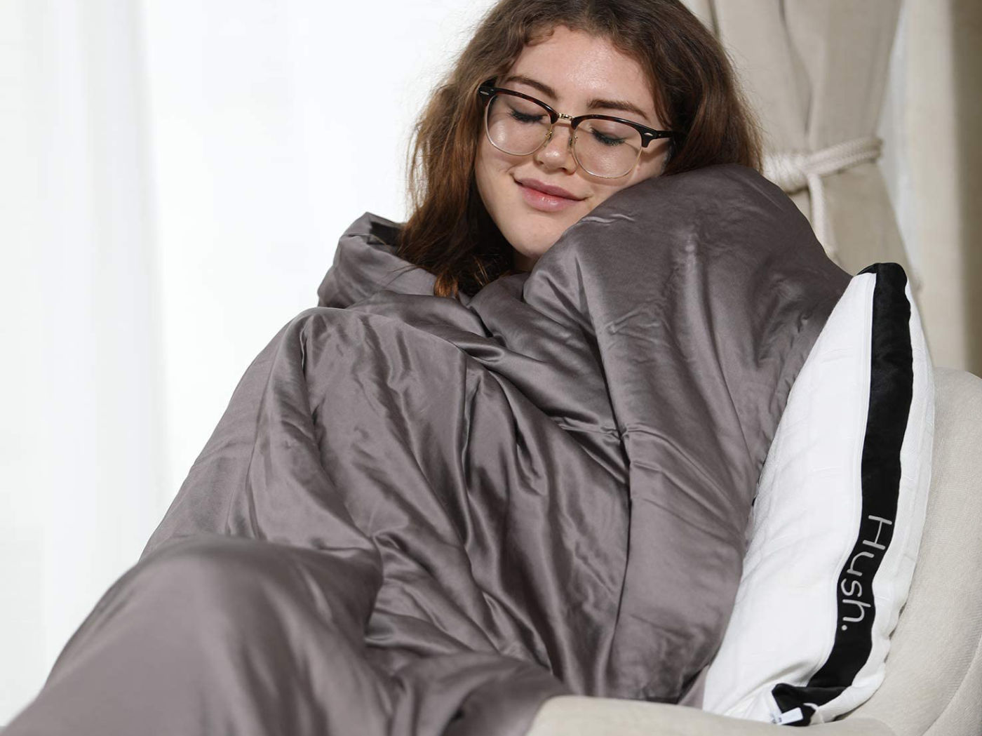 https://cdn.shopify.com/s/files/1/2494/2652/files/cooling-weighted-blankets-hush-2.jpg?v=1669035502