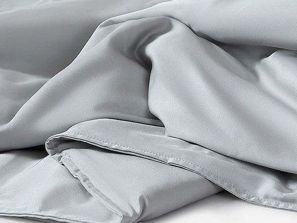 https://cdn.shopify.com/s/files/1/2494/2652/files/cooling-weighted-blankets-sunday-citizen-1.jpg?v=1669035481