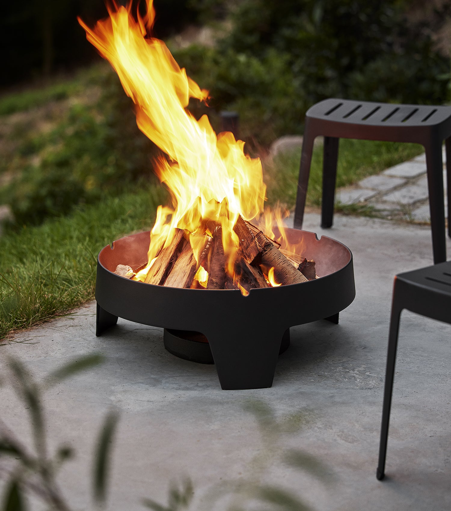 Ember firepit small with flames