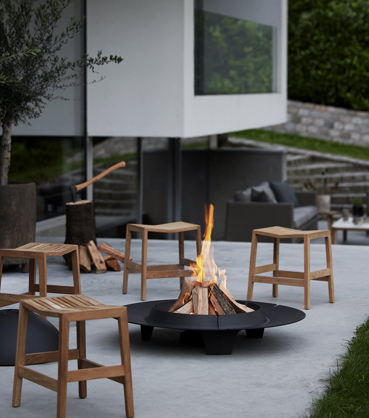 Ember firepit large with small footstools