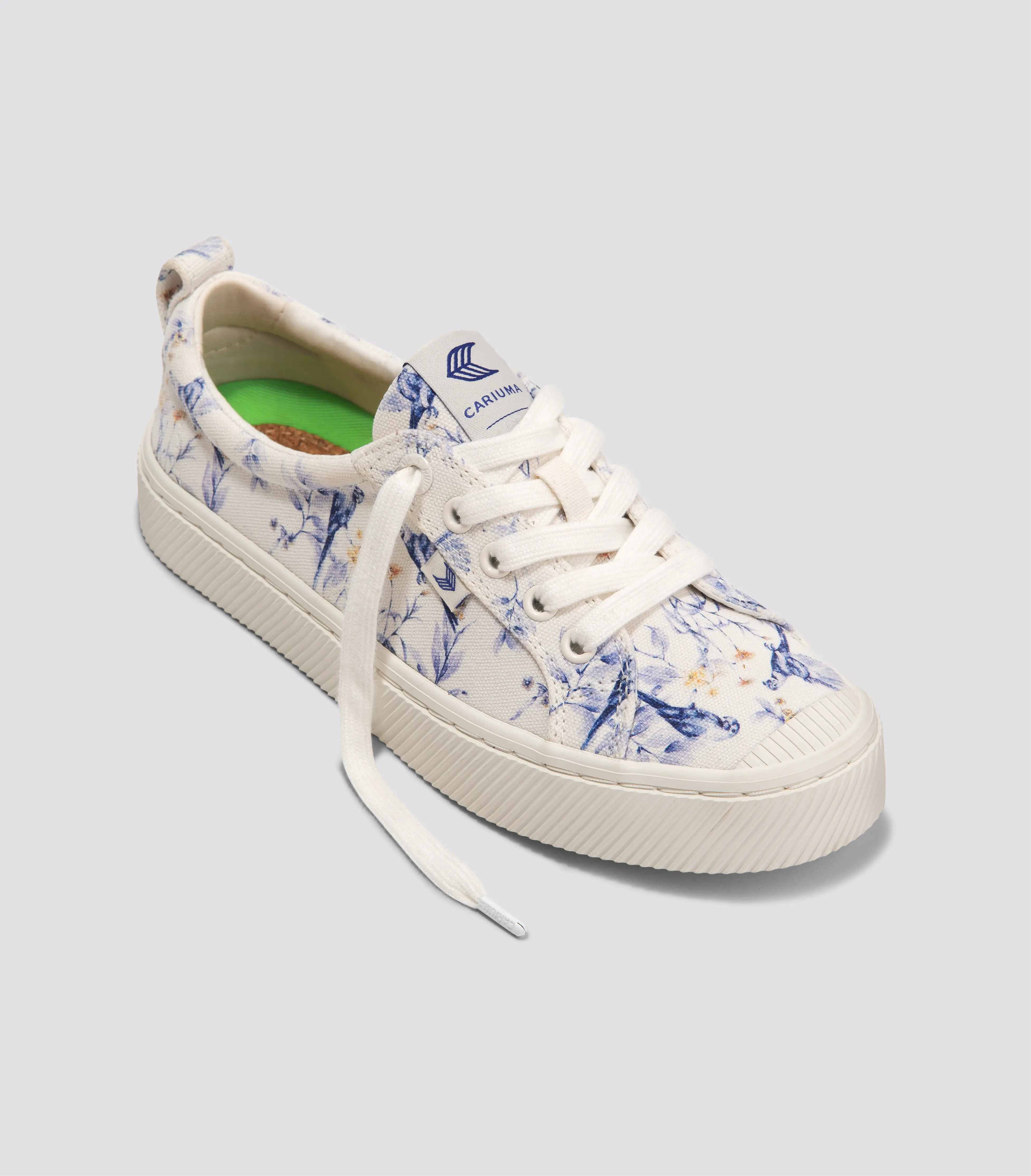 Cariuma Oca Low Canvas - White Spectrum Blue Parrot Print Men In White