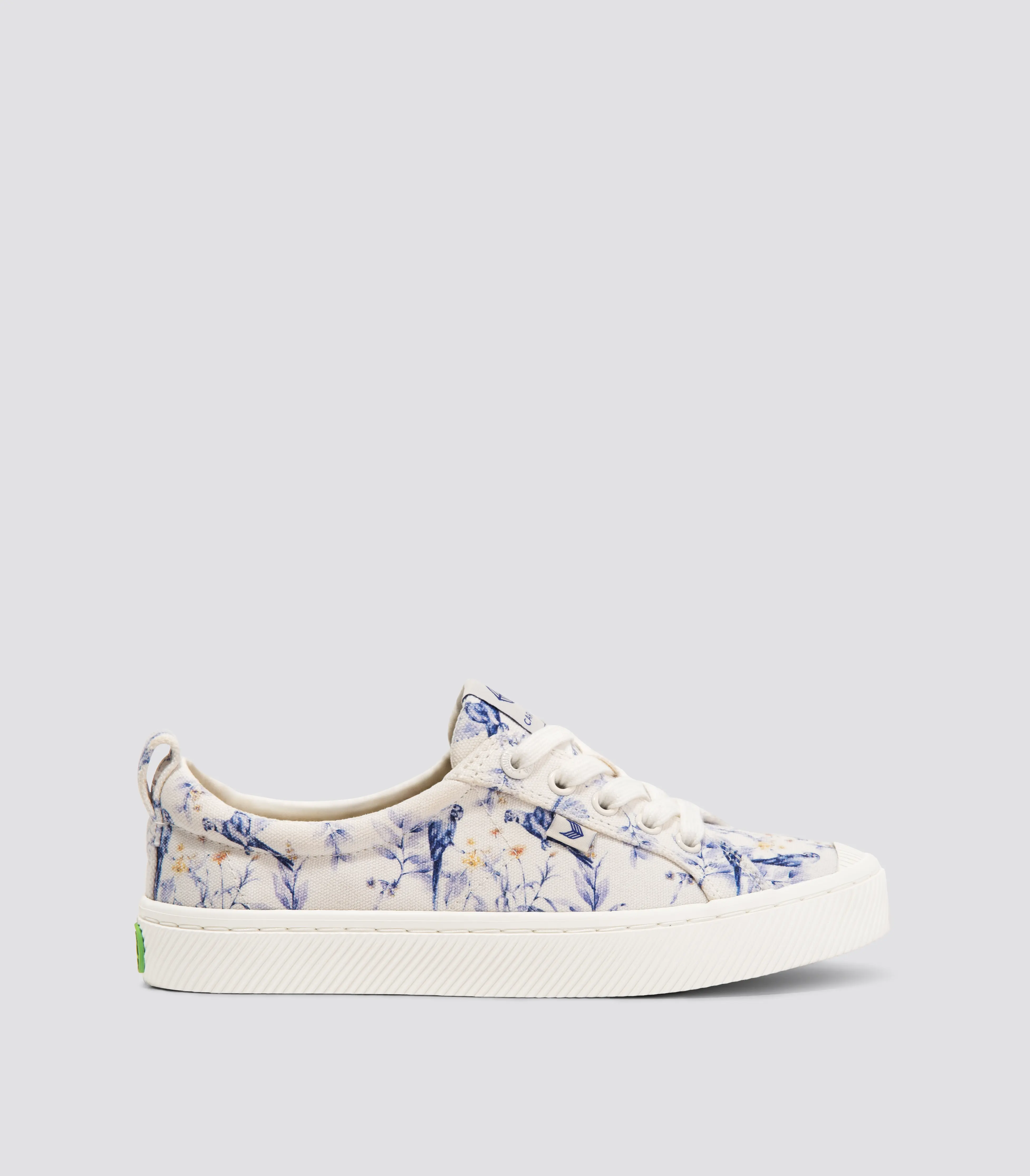 Cariuma Oca Low Canvas - White Spectrum Blue Parrot Print Men In White