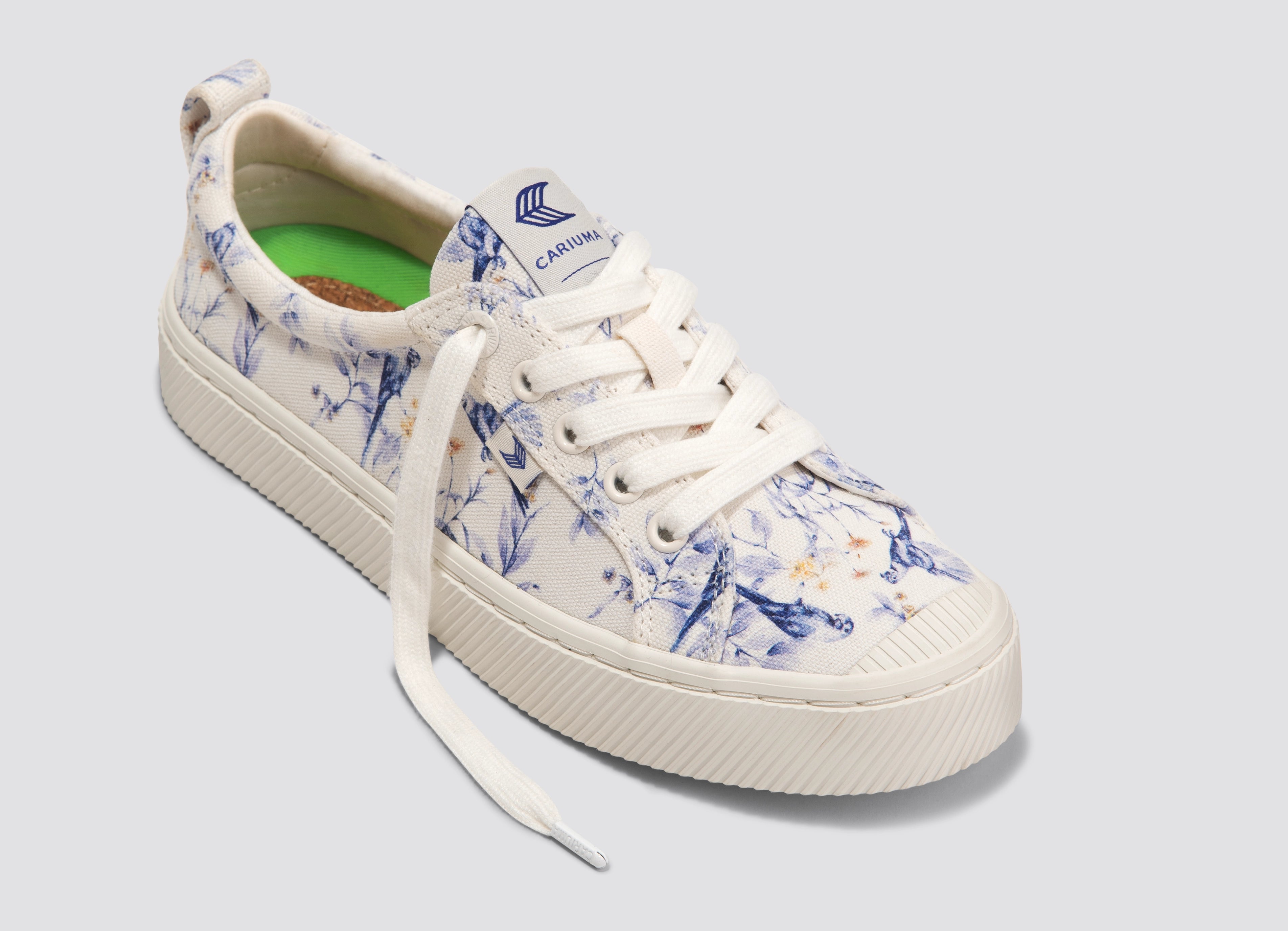 Cariuma Oca Low Canvas - White Spectrum Blue Parrot Print Men In White