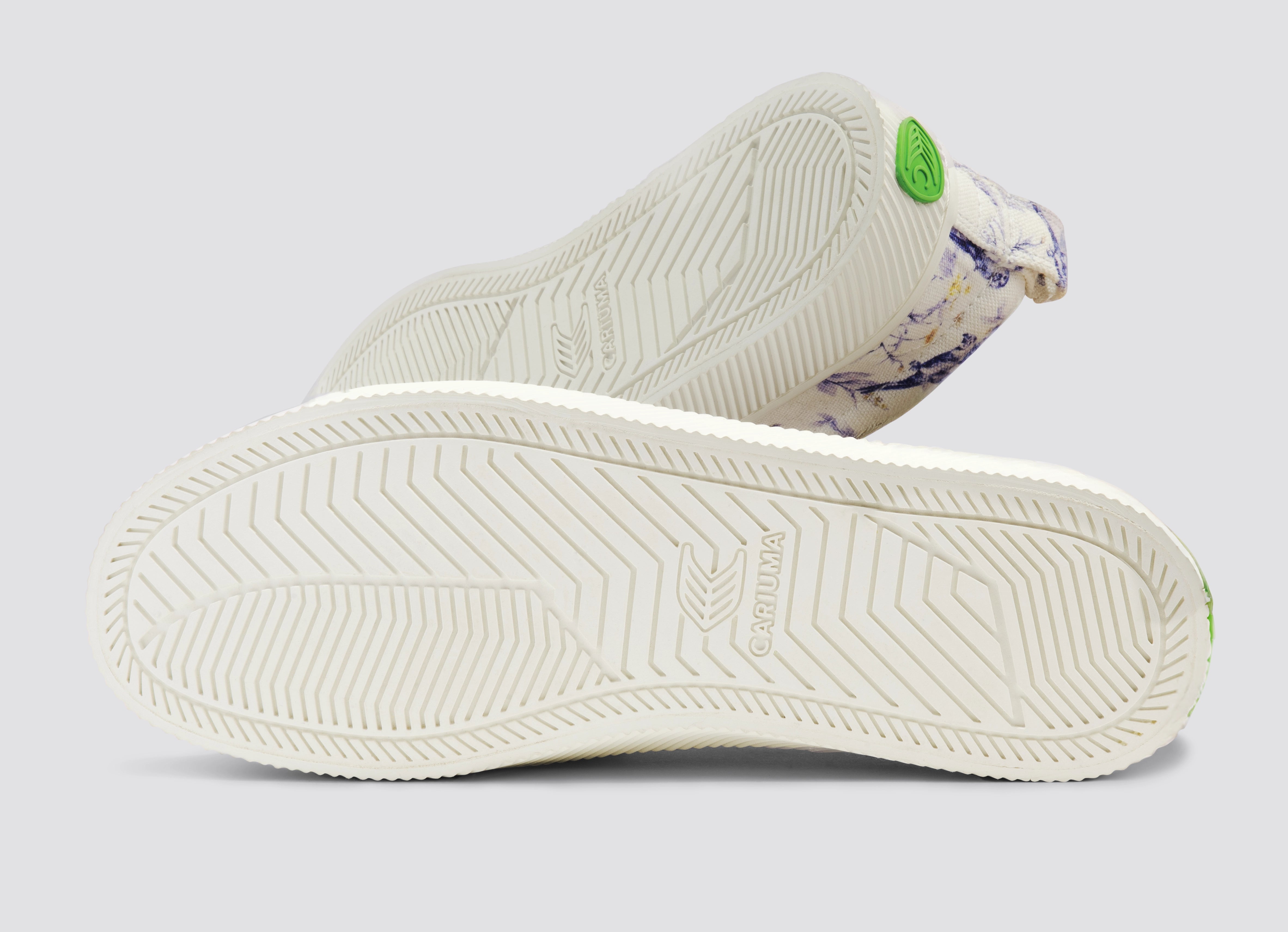 Cariuma Oca Low Canvas - White Spectrum Blue Parrot Print Men In White