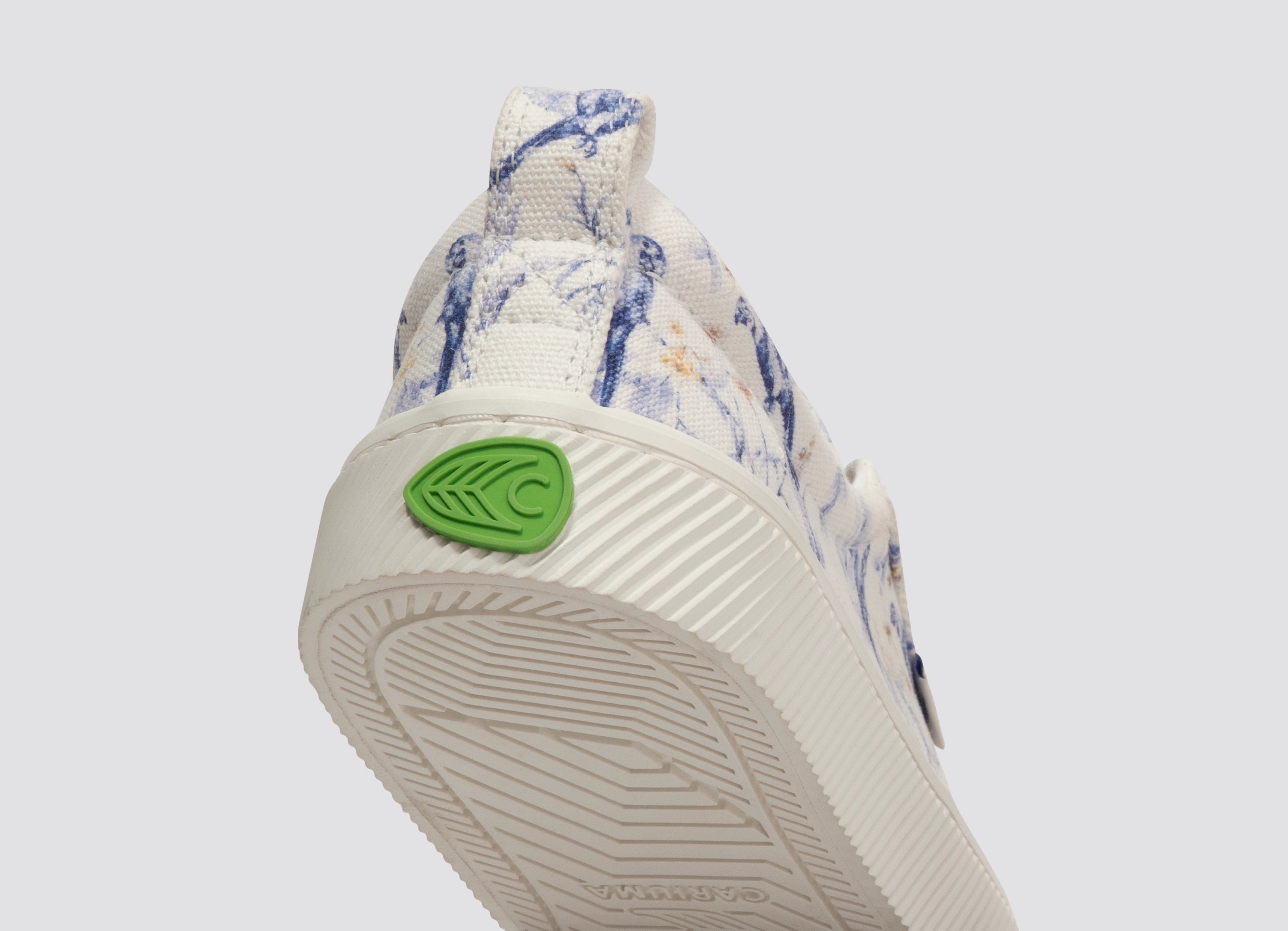 Cariuma Oca Low Canvas - White Spectrum Blue Parrot Print Men In White
