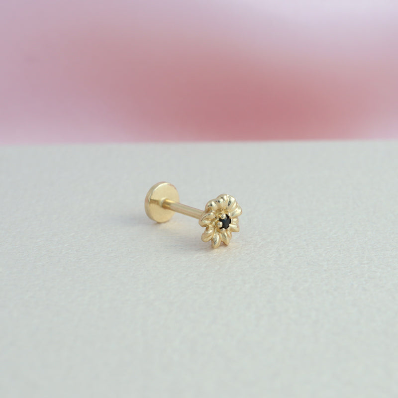 Mila Flower Labret Piercing 14K Gold | Musemond