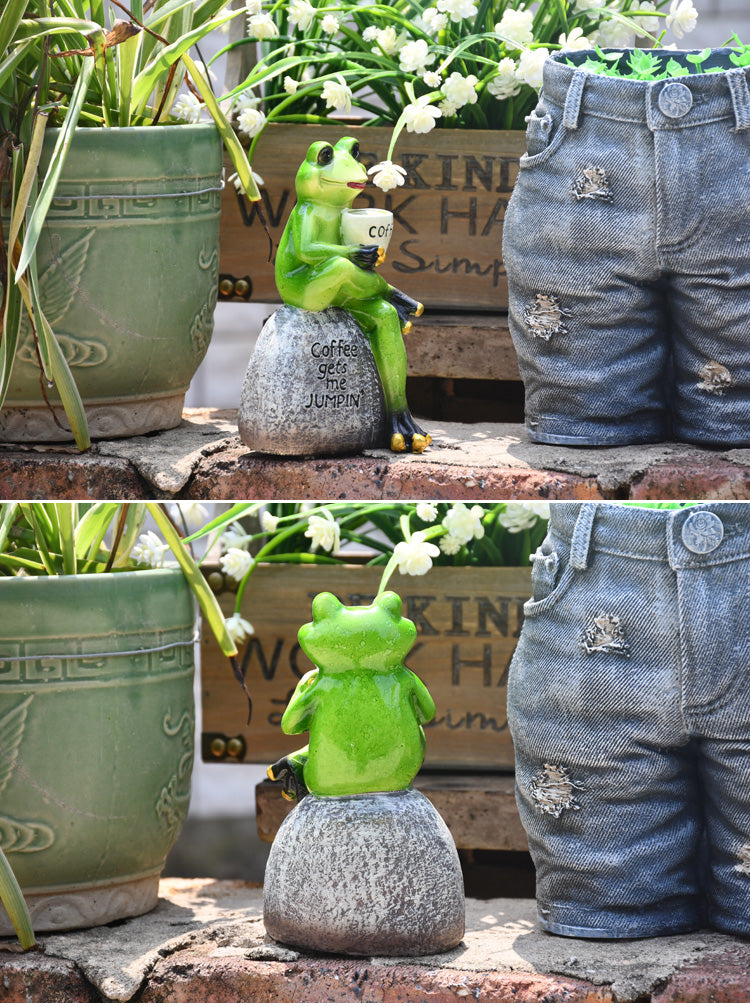 Frog Drinking Coffee Statue for Garden, Animal Statue for Garden Courtyard Ornament, Villa Outdoor Decor Gardening Ideas