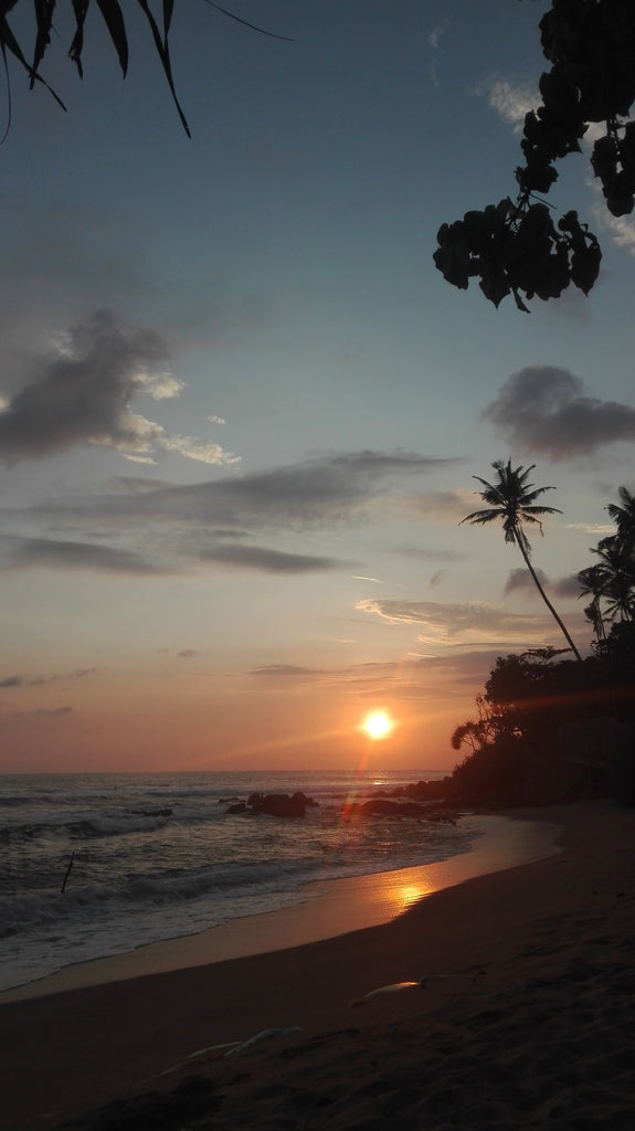 Solnedgang over den lokale strand