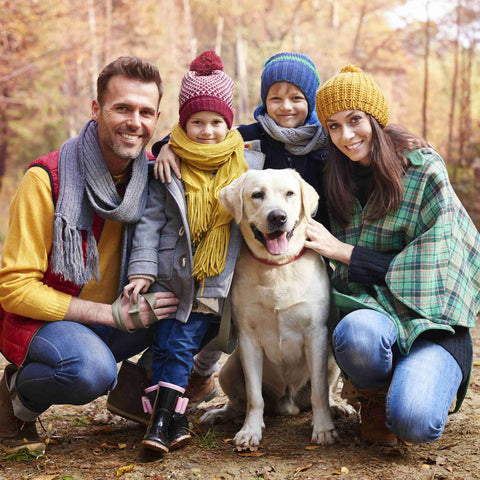 Famille de 5 personnes heureuse avec un chien