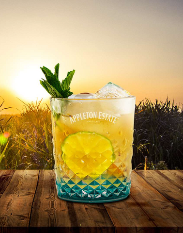 COOL SUNSET REGULAR INGREDIENTES - 11⁄2 oz de Appleton Estate - Reserve 1⁄2 oz de jugo de limón - 1⁄2 oz de azúcar morena - 5 gr de albahaca - Ginger soda. - 3 oz de hielo ELABORACIÓN Verter en el vaso el azúcar, limón y la albahaca, macerar con ayuda del muddler, agregar hielo, el Ron y completar con ginger soda. DECORACIÓN Ramita de albahaca y limón 