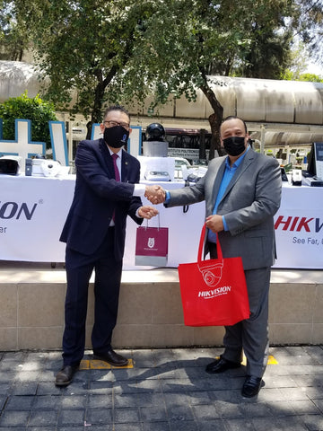 Dona Hikvision México productos y soluciones de seguridad al CECyT #1 del IPN